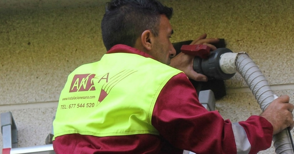 Trabajador aplicando aislamiento insuflado en Galicia